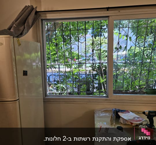 חלון אלומיניום עם סורגי מתכת